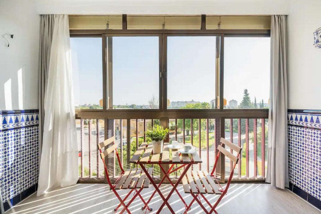 Apartamento Amplio Con 4 Habitaciones Y 2 Banos - Great Apartment With 4 Rooms - 2 Baths Sevilla Buitenkant foto