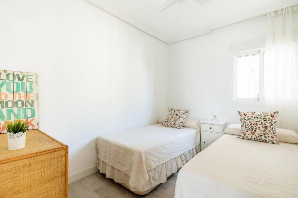 Apartamento Amplio Con 4 Habitaciones Y 2 Banos - Great Apartment With 4 Rooms - 2 Baths Sevilla Buitenkant foto
